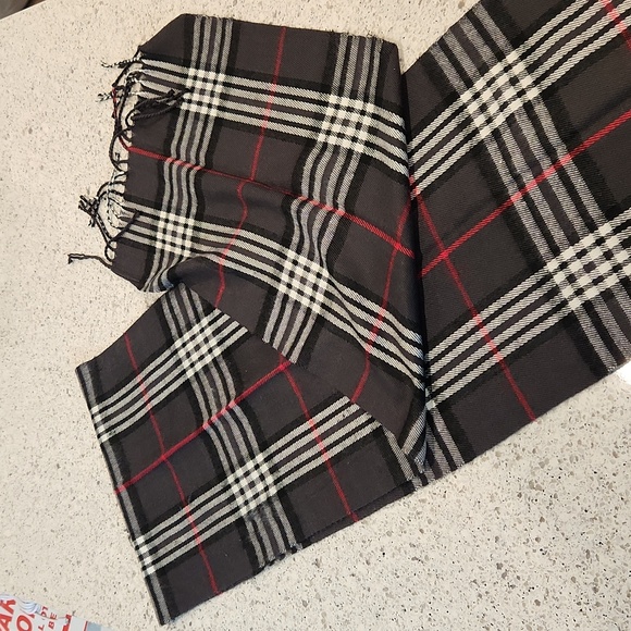 Stylish Scarf - Picture 1 of 3